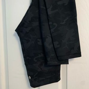 Lululemon wunder train leggings 7/8 length in black camo in size 6.
